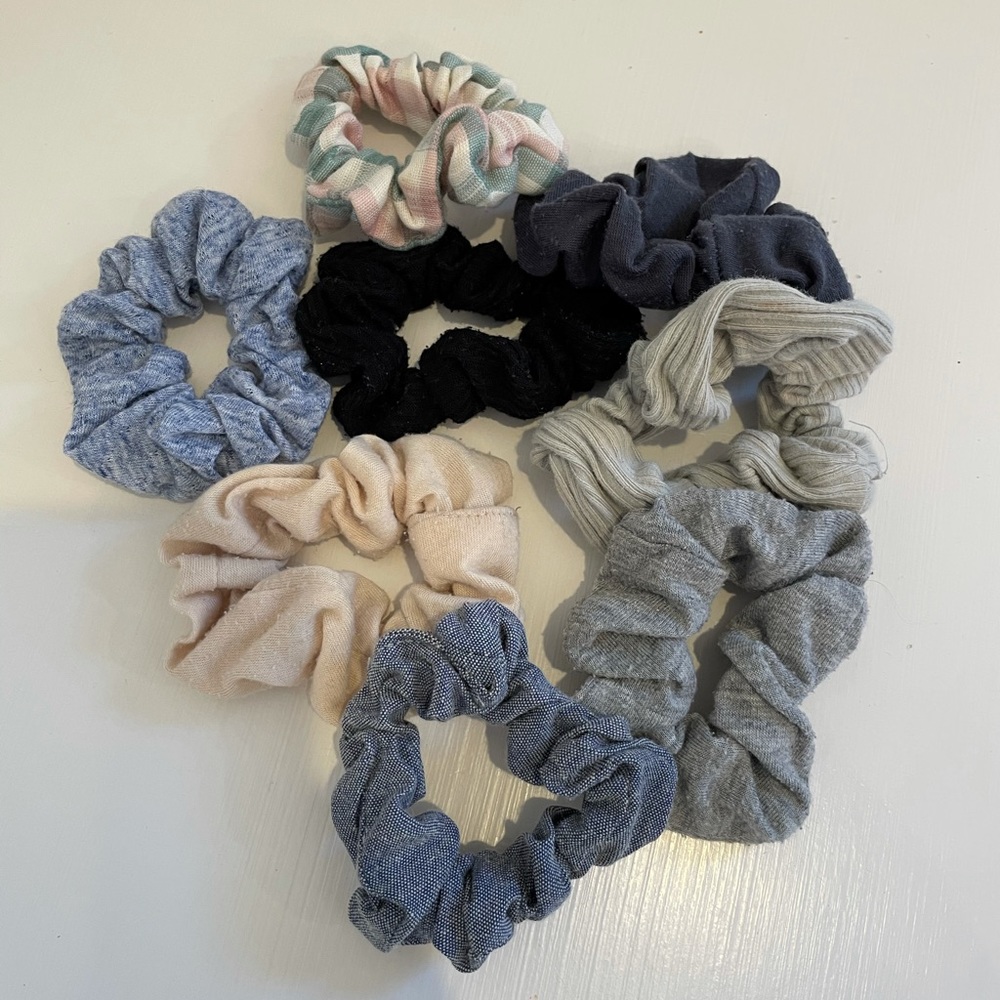 pack of 8 assorted scrunchies!